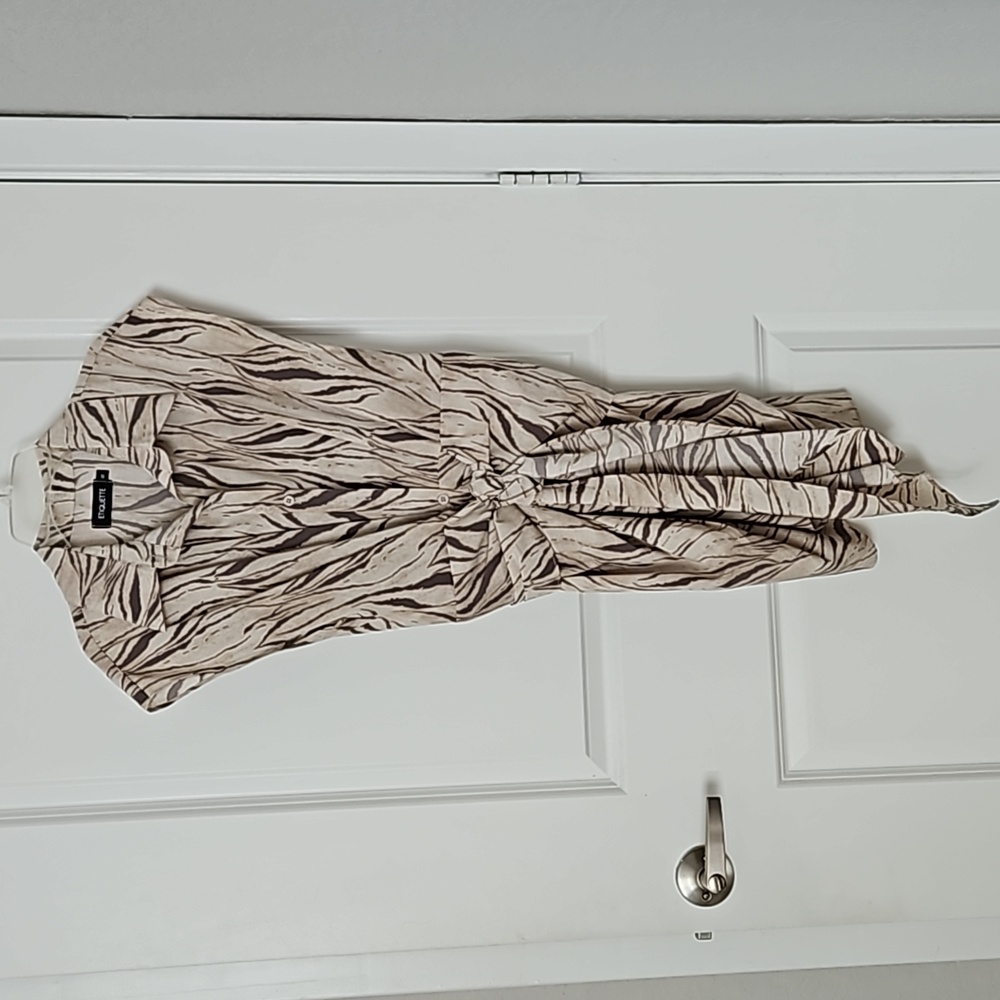 Woman Sleveless dress small brown button down. Lightweight